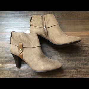 NWOB EAST 5TH ANKLE BOOTIE SZ 5